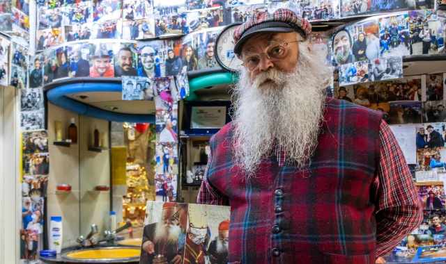 Putignano, quel colorato locale dove lavora e fa festa Mimmo: il barbiere 